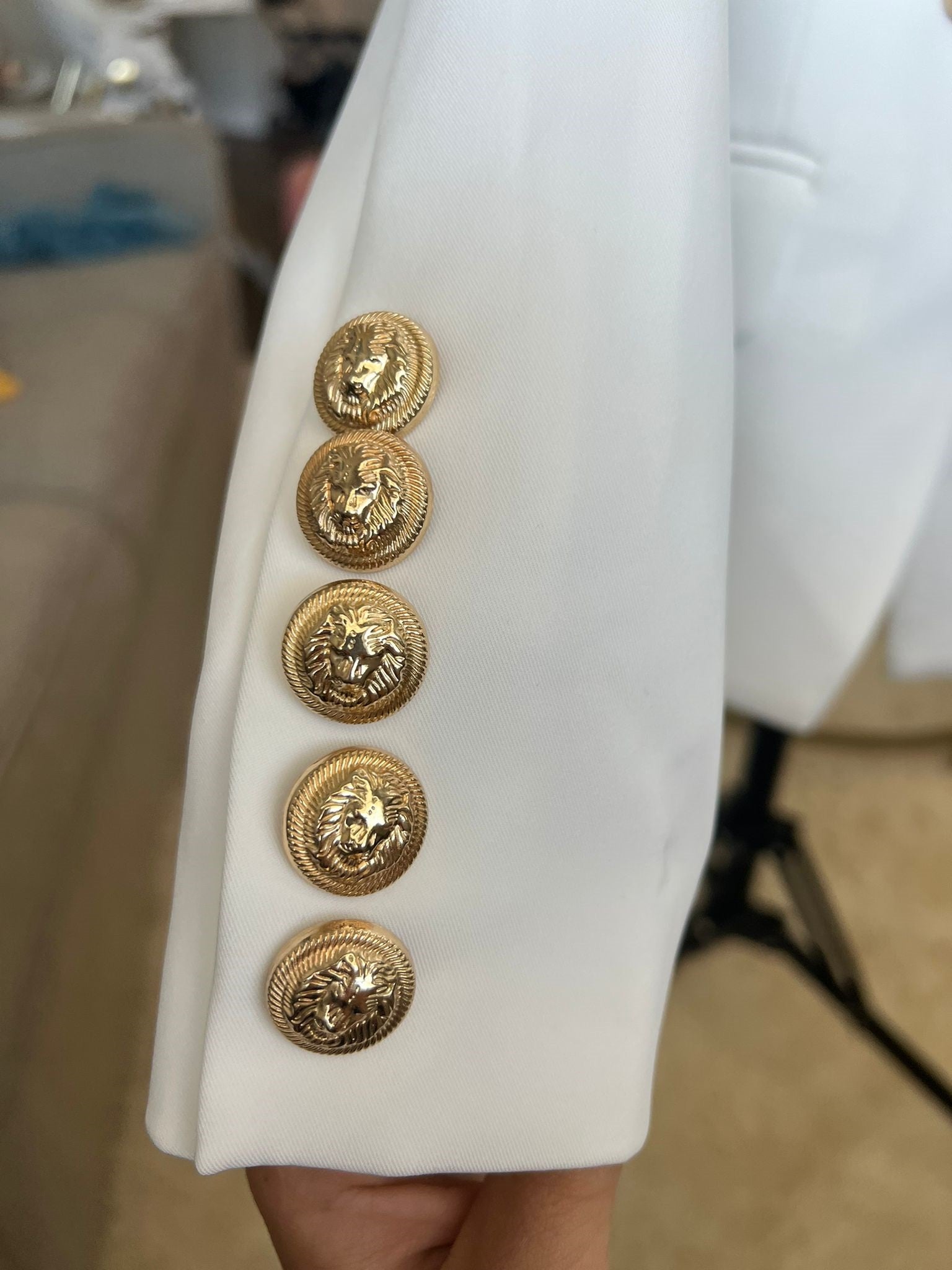 Elegante chaqueta blanca con botones