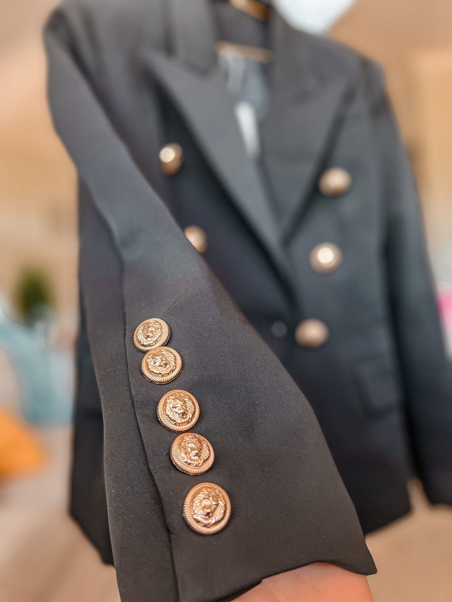 Elegante chaqueta negra con botones